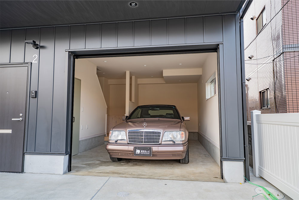 ガレージに駐車したEクラスカブリオレ（A124）