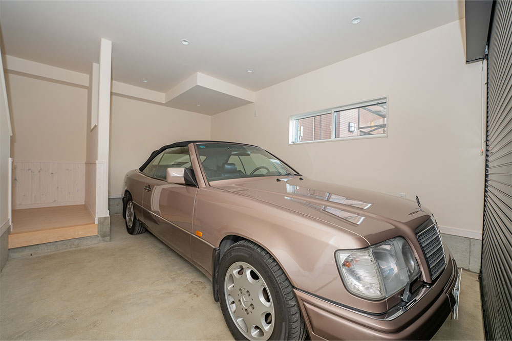 ガレージに駐車したEクラスカブリオレ（A124）