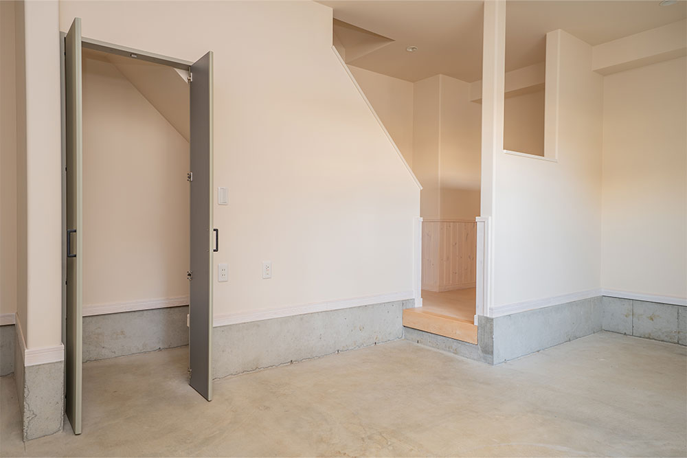 ガレージの扉付き収納と玄関ホール