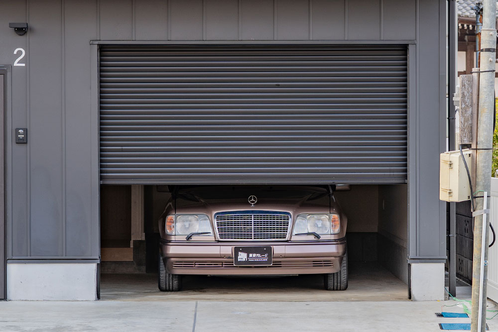 ガレージに駐車したEクラスカブリオレ（A124）