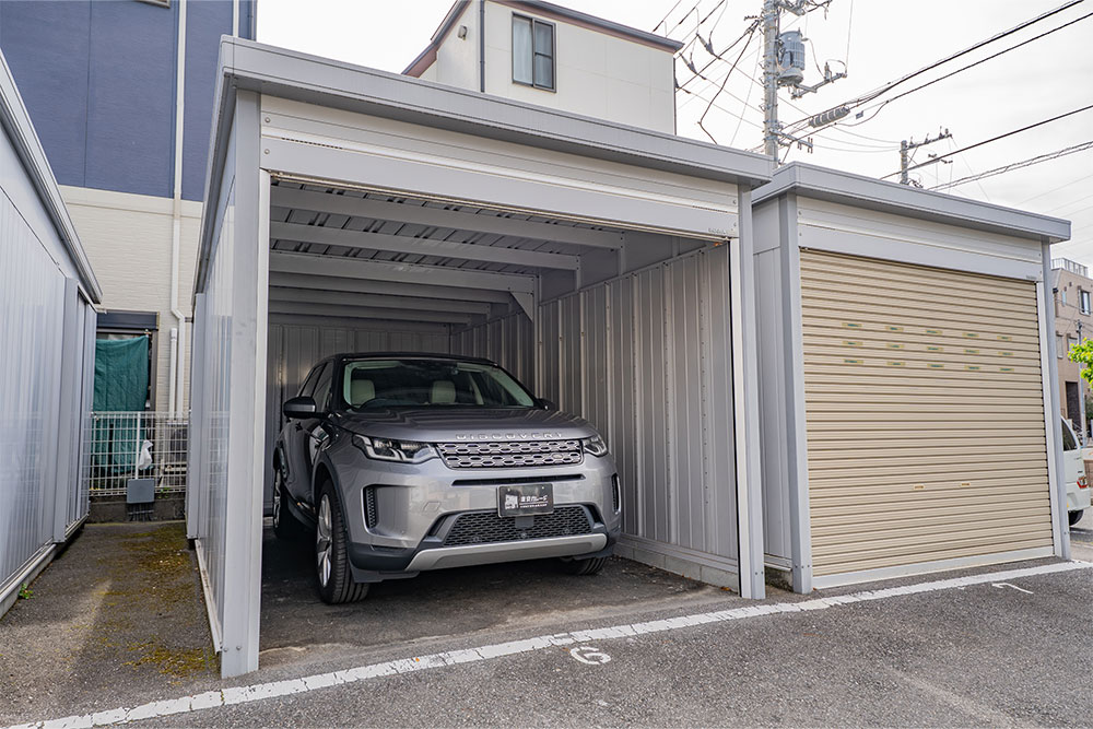 ガレージに駐車したランドローバー_ディスカバリースポーツ