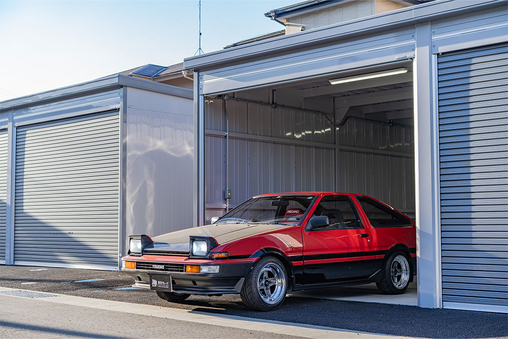 ガレージを出発するAE86