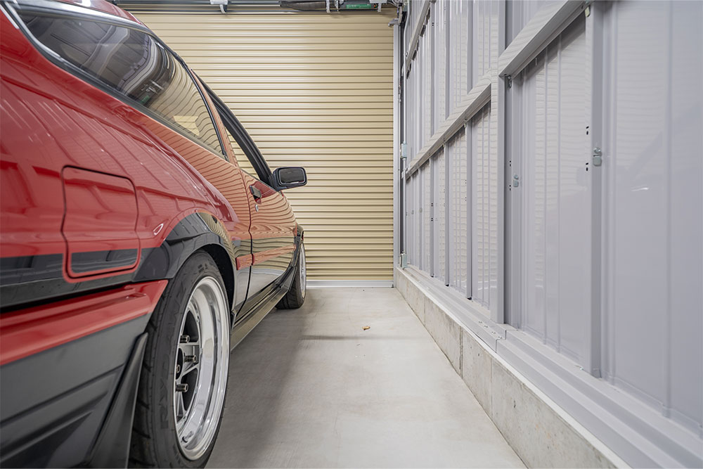 ガレージに駐車したAE86