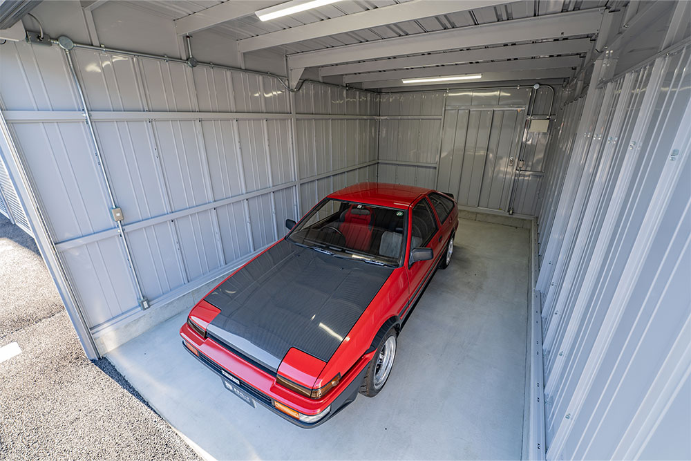 ガレージに駐車したAE86