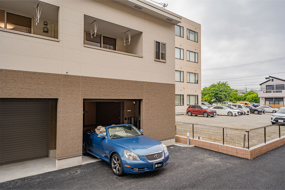 ガレージを出発するLEXUS_SC430