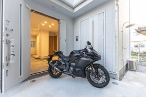 ペットと暮らし、海とバイクを愉しむガレージハウス｜茅ケ崎市