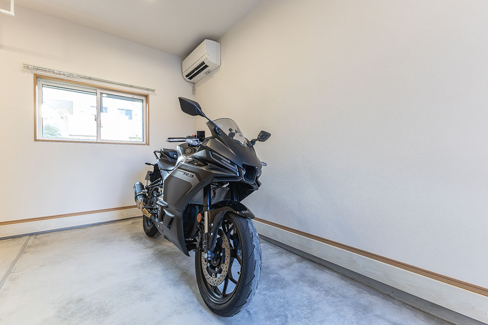 ガレージに駐車したYAMAHA_YZF-R3