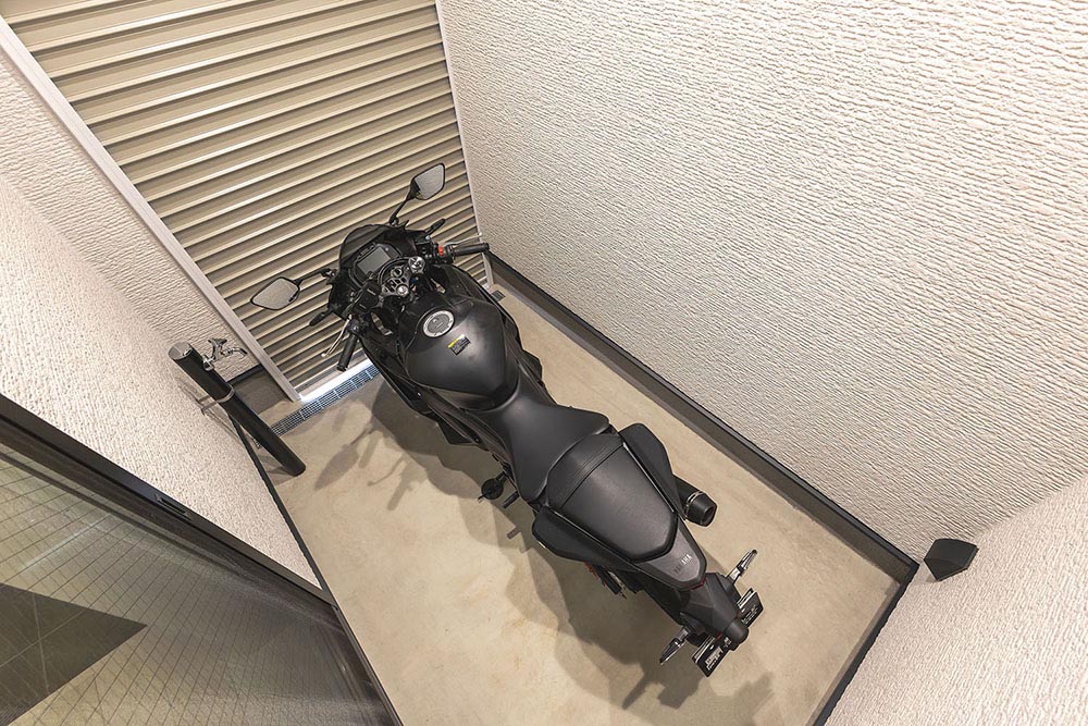 ガレージに駐車したYAMAHA_YZF-R3