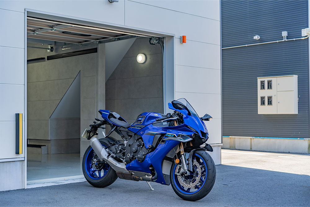 ガレージを出発するYAMAHA_ YZF-R1