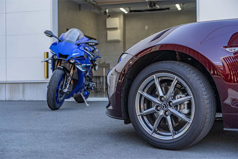 ガレージを出発するYAMAHA_ YZF-R1