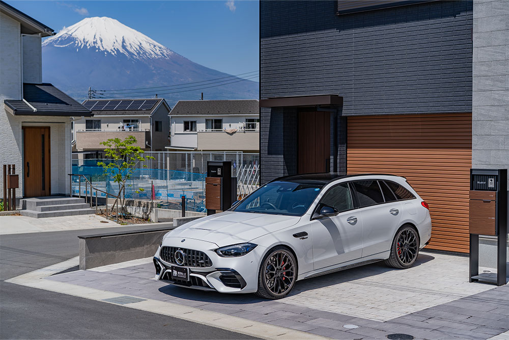 ガレージ前には屋外駐車スペースあり