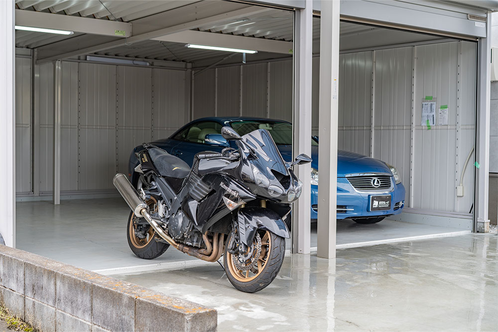 ガレージを出発するKAWASAKI_ZZR1400