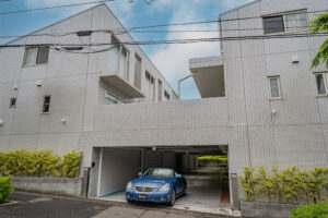 地下に並ぶ2台ガレージ、大理石を設えた吹抜けLDK｜川崎市多摩区