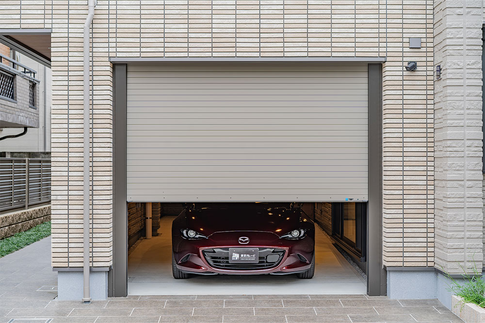 ガレージに駐車したNDロードスター