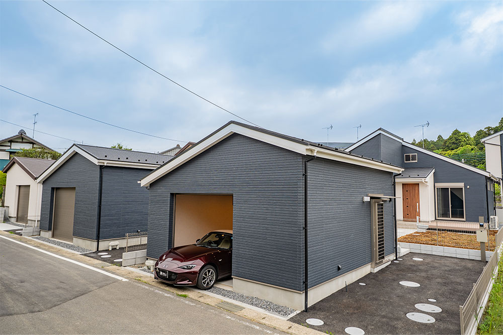 別棟ガレージと菜園スペースがある戸建て物件