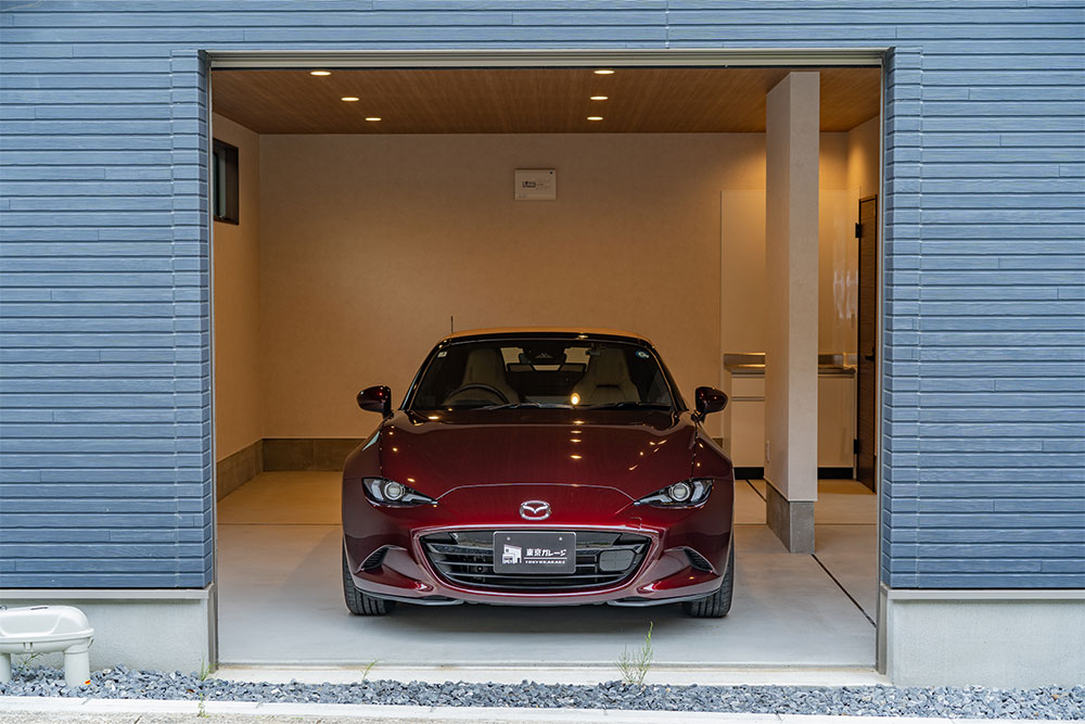 ガレージに駐車したNDロードスター