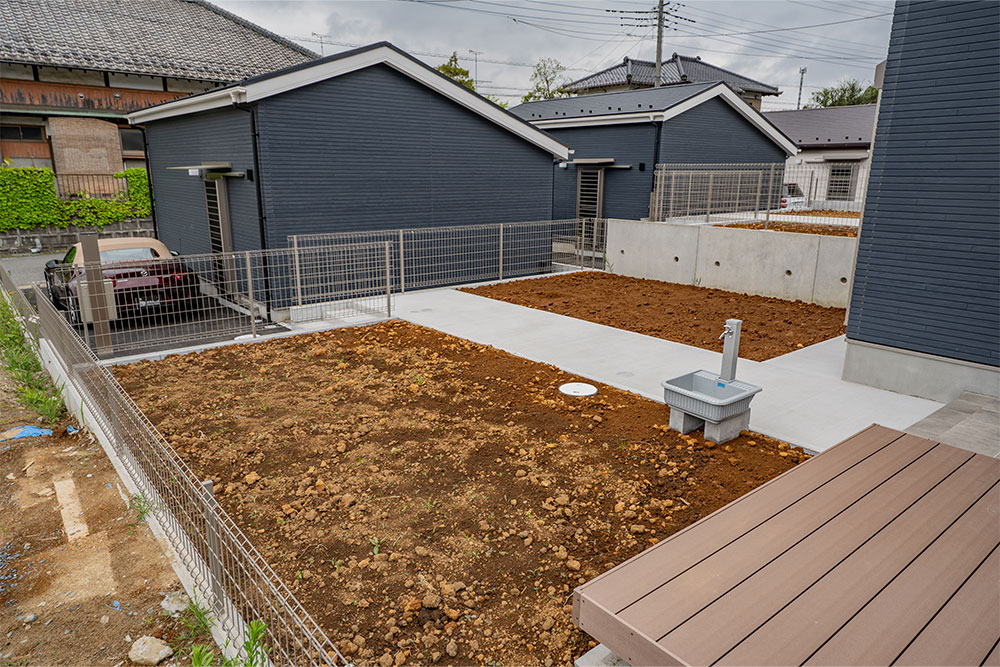 ウッドデッキから見渡す菜園スペース