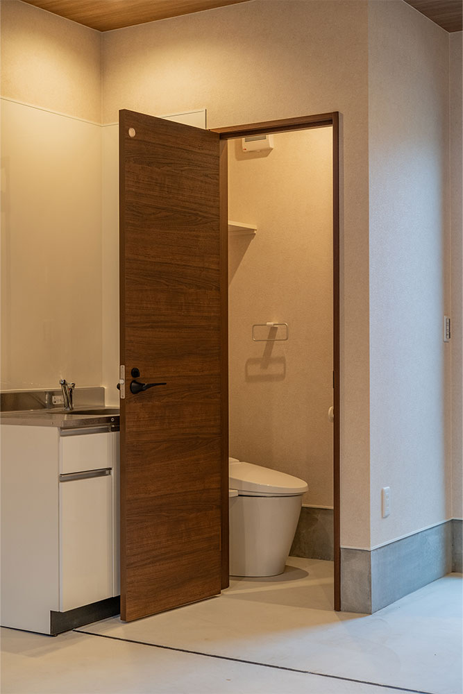 ガレージのトイレと流し台