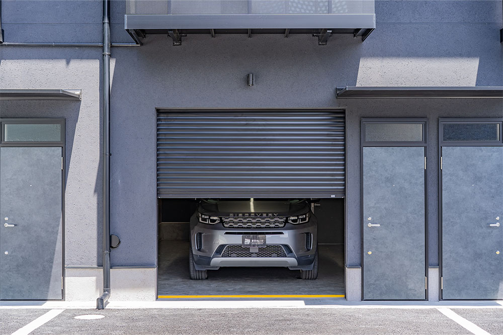 ガレージに駐車したランドローバー_ディスカバリースポーツ