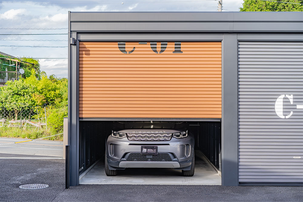 L-classの電動シャッター開口幅は2.74m