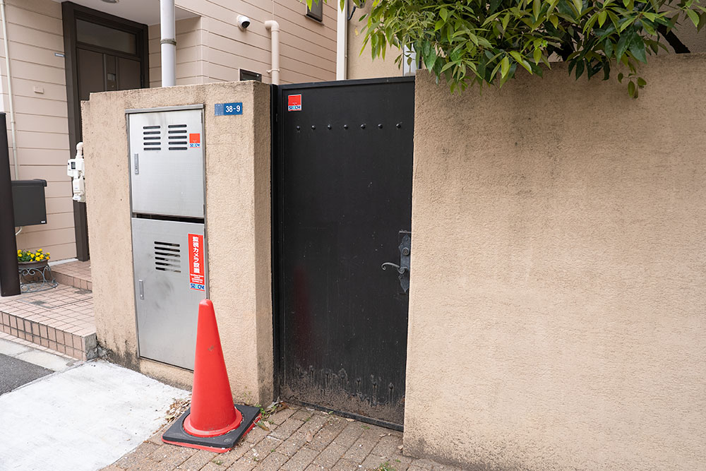 建物裏に位置する勝手口