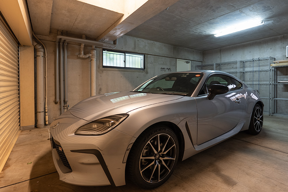 ガレージ内に駐車したTOYOTA_GR86をシャッター側から見た様子
