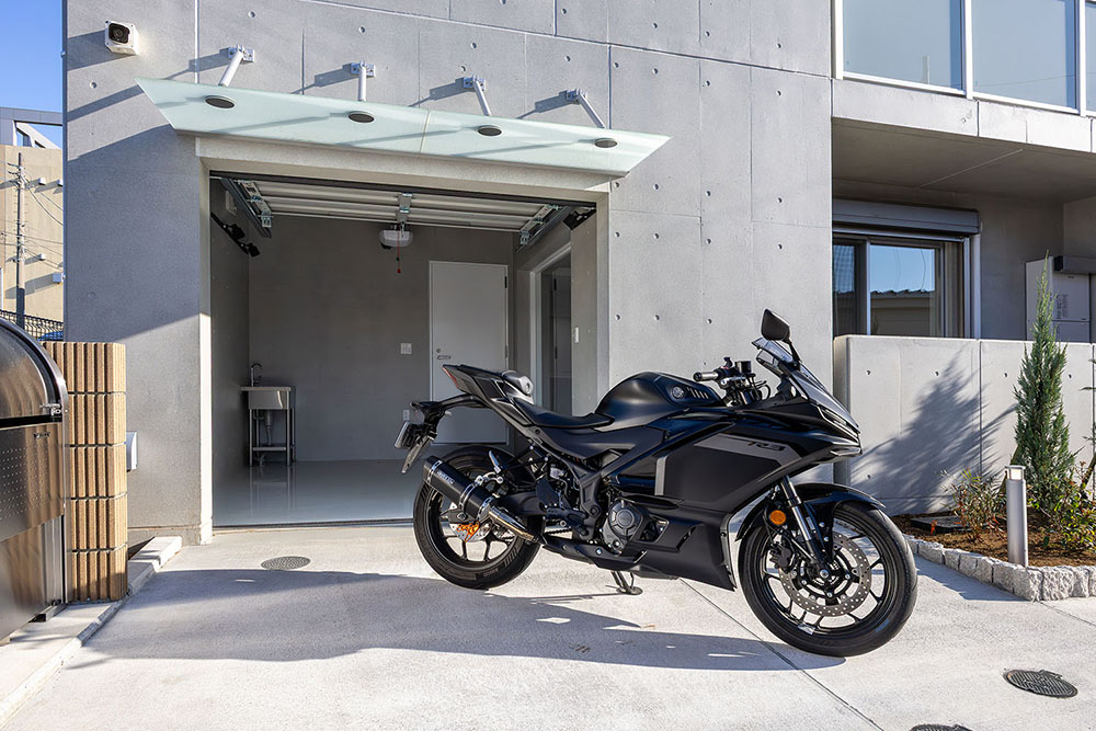 ガレージを出発するYAMAHA_YZF-R3