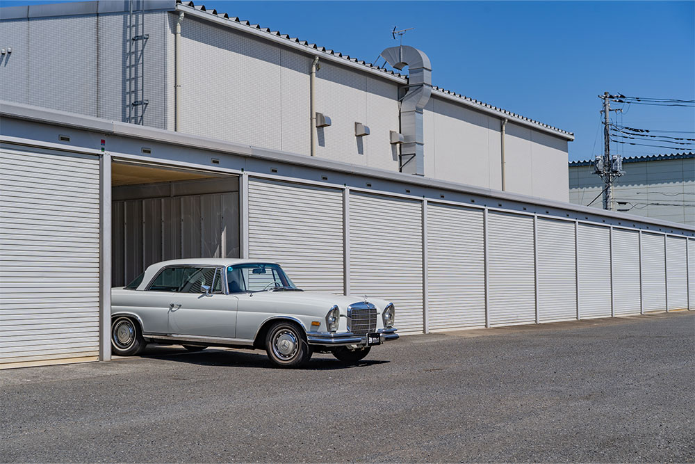 ガレージを出発する280SE3.5Coupe