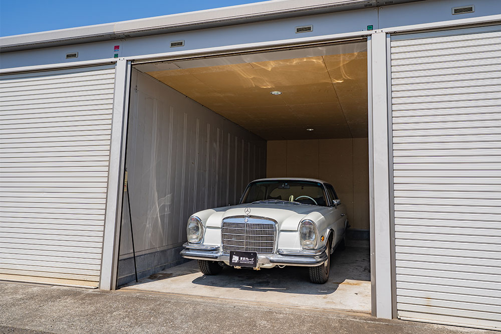 ガレージに駐車した280SE3.5Coupe