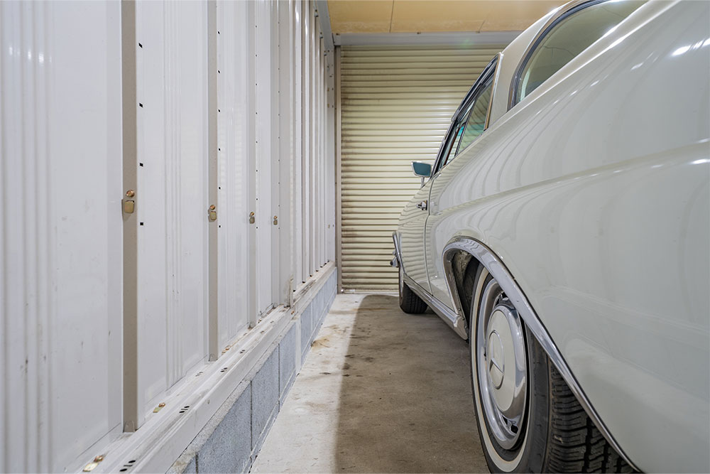 ガレージに駐車した280SE3.5Coupe