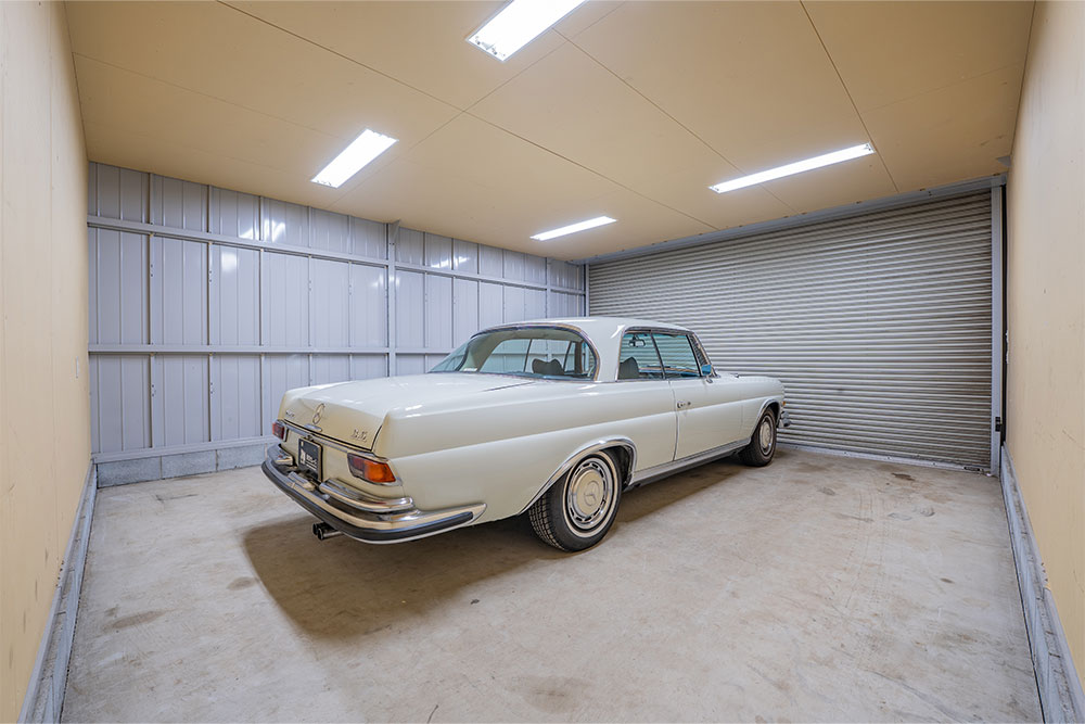 Lタイプのガレージに駐車した280SE3.5Coupe