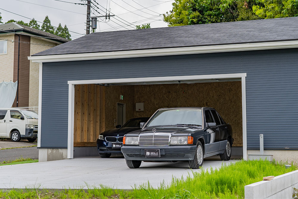 ガレージを出発する190E