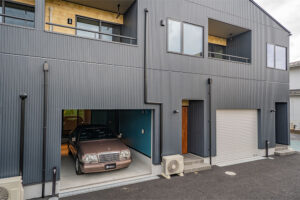 愛車の後ろ姿を眺める、+αの居場所｜薬園台駅 徒歩10分