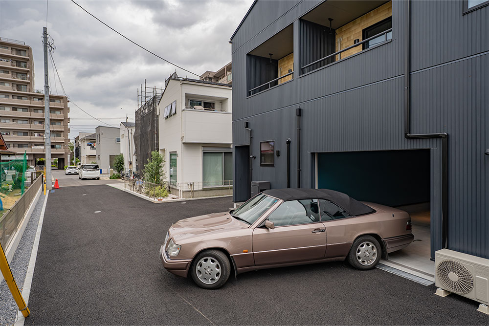車路幅約5m、約50mで成田街道へ出られる