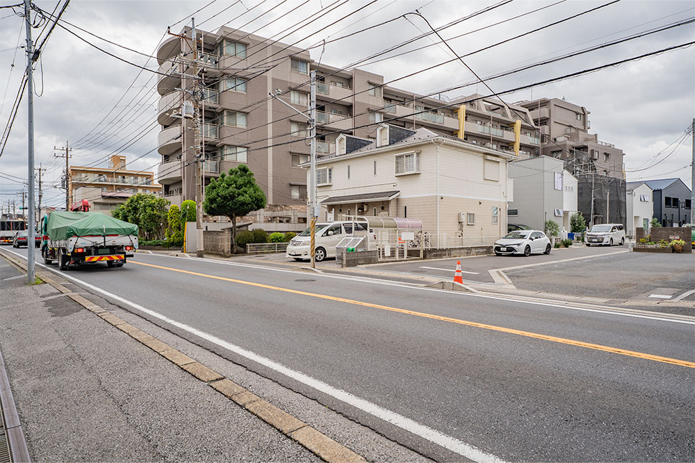 成田街道（国道296号）の様子
