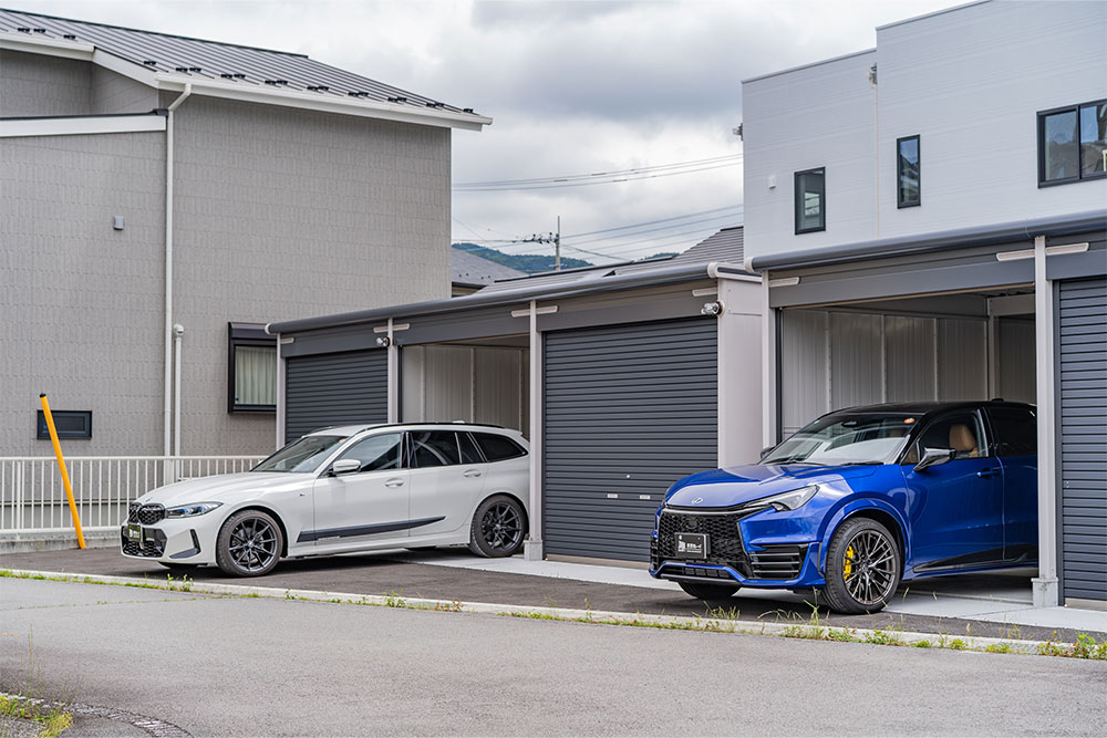 ガレージを出発するBMW3シリーズツーリング&LEXUS_LBX MORIZO RR