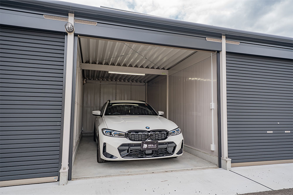ガレージに駐車したBMW3シリーズツーリング