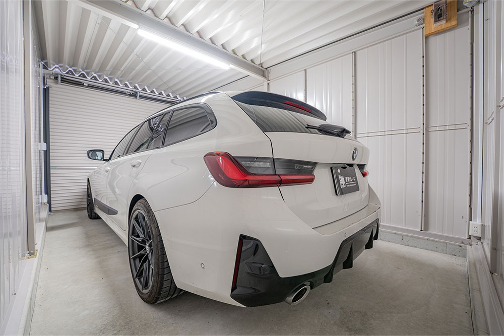 ガレージに駐車したBMW3シリーズツーリング