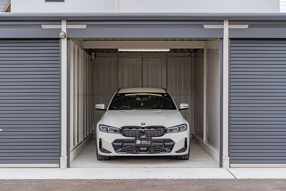 ガレージに駐車したBMW3シリーズツーリング
