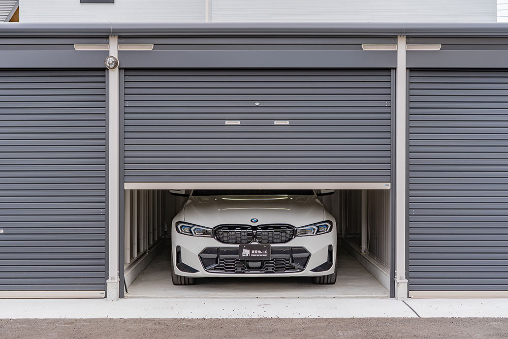 ガレージに駐車したBMW3シリーズツーリング