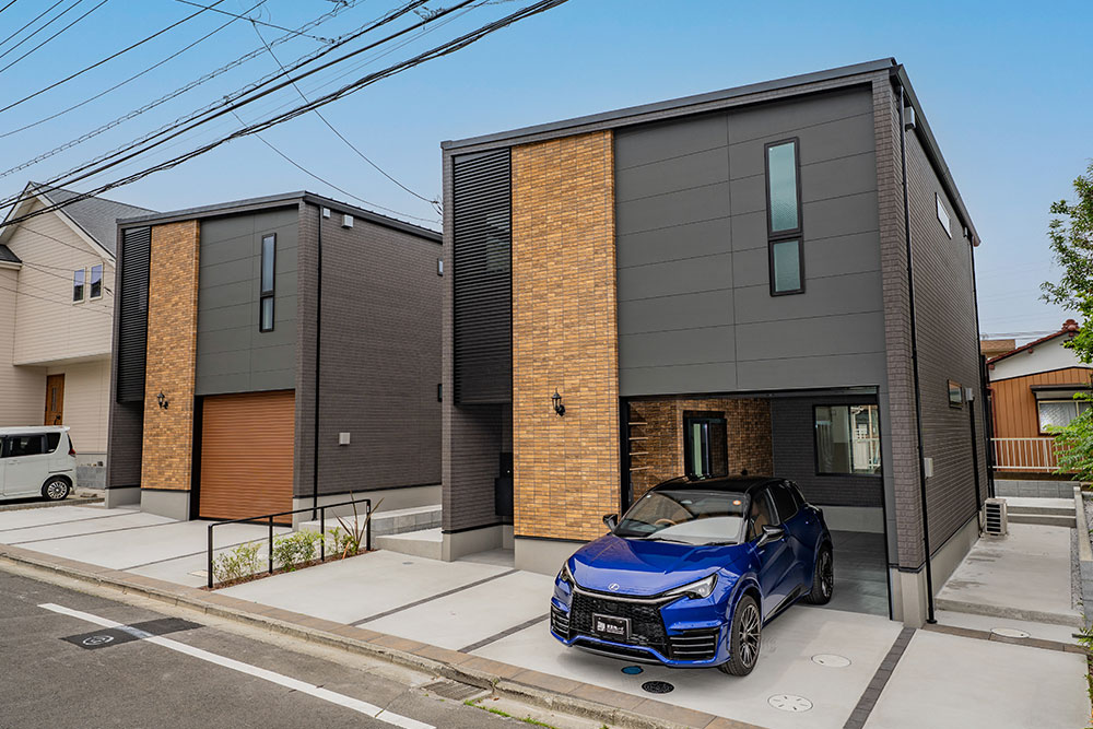 十分な余白を持って並ぶ戸建てガレージハウス