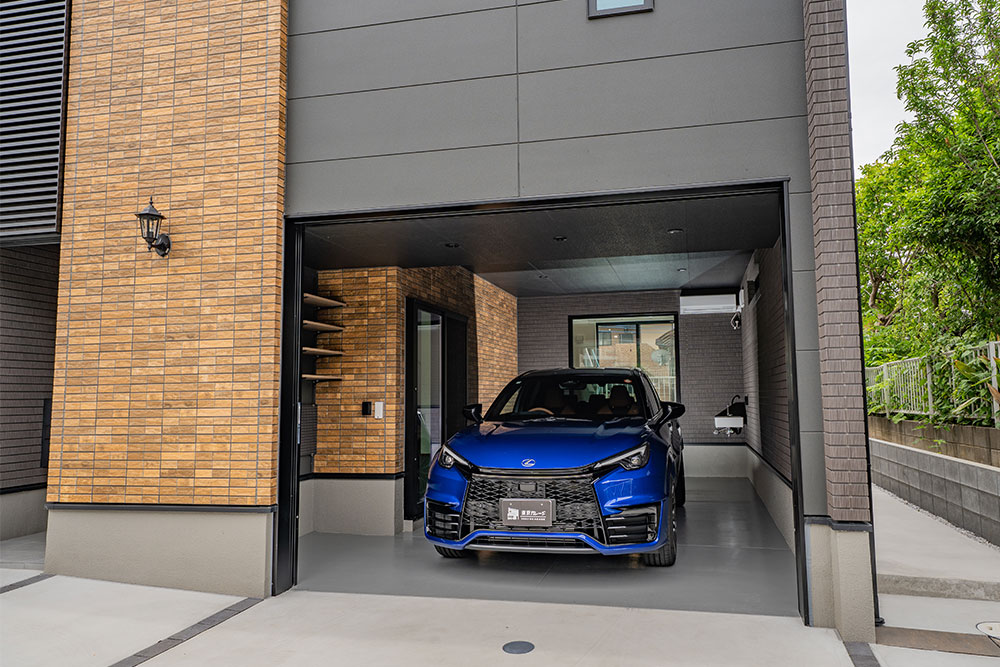 ガレージに駐車したLEXUS_LBX MORIZO RR