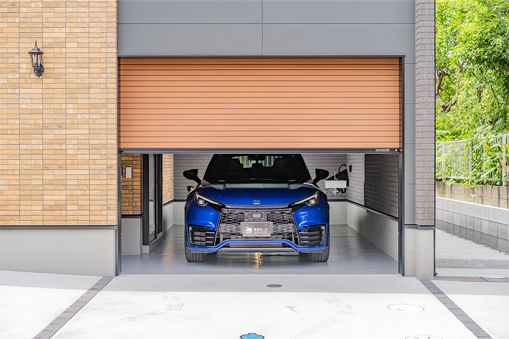 ガレージに駐車したLEXUS_LBX MORIZO RR