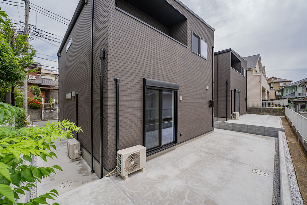 愛犬の遊び場としても活躍する建物裏手スペース