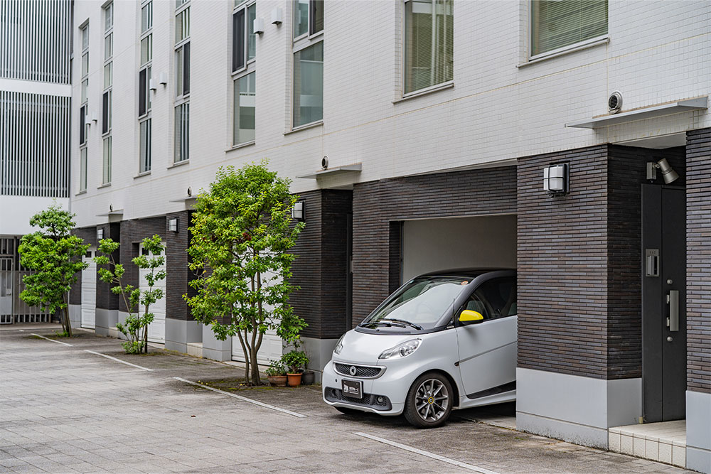 ガレージを出発するSmart