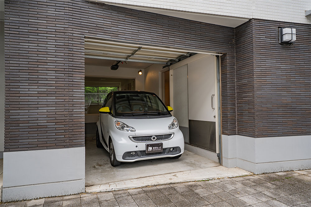 ガレージに駐車したSmart