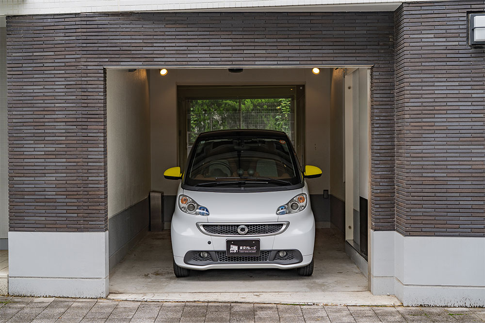 ガレージに駐車したSmart