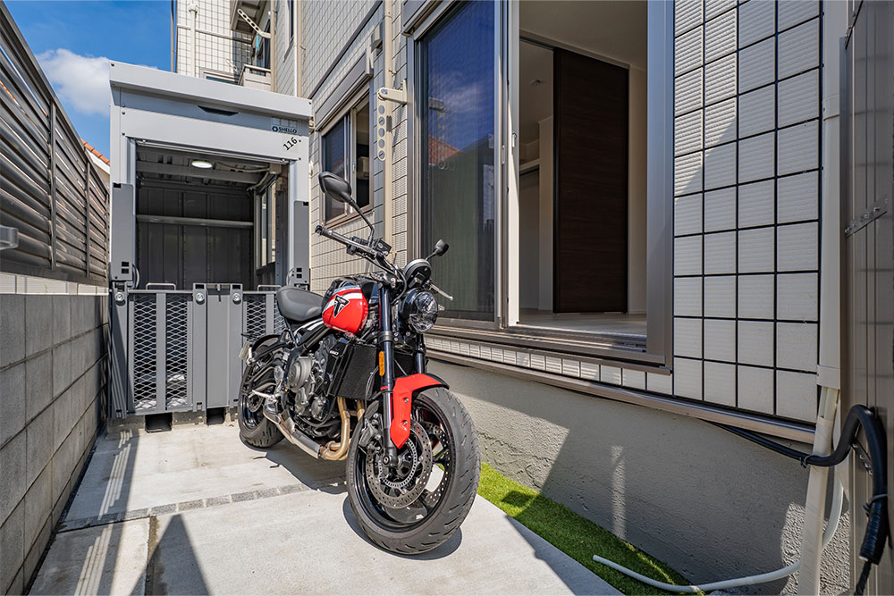 専用庭にバイクコンテナを設けた1LDK