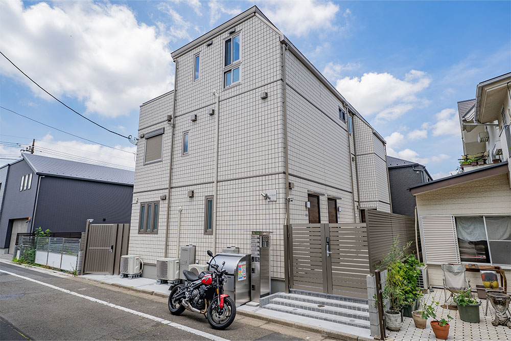 全5戸構成の軽量鉄骨造3階建てアパート
