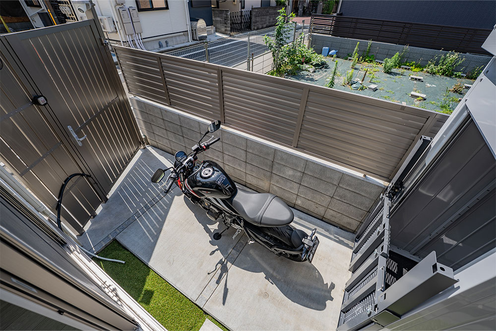 ガレージ前には足バイクを置くことも